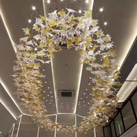 Lustre d'hôtel moderne en forme de feuille d'érable, couleur personnalisée, multi-formes, hauteur réglable, avec commande sans fil pour les espaces commerciaux