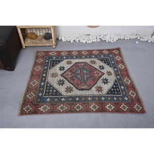 Alfombra Turca Vintage de 3.8x4.3 pies (115x131 cm), Alfombra Roja con Puntos - Product Image 3