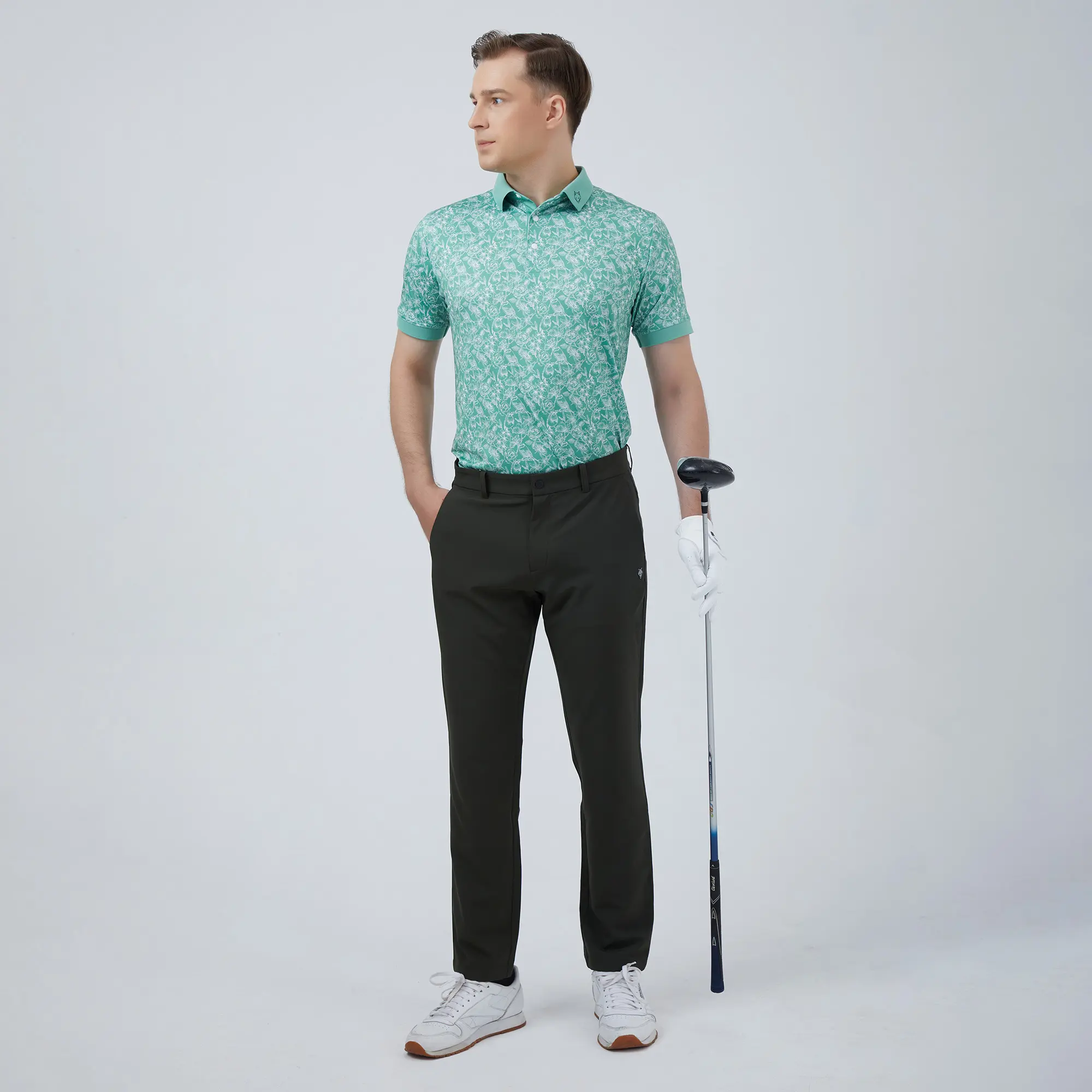 Mantenha-se confortável e seco no campo de golfe com nossa camisa polo absorvente de umidade