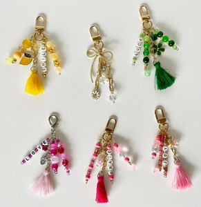 Breloques et porte-clés perlés faits à la main avec pompons et messages joyeux – Accessoire esthétique pour sac, cadeau pour femme - Product Image 1