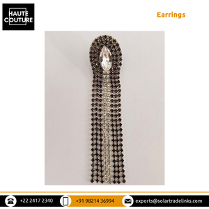 Boucles d'oreilles de mariée sur mesure, brodées à la main, avec des pompons noirs et argentés, au design saisissant et très tendance, pour femmes - Product Image 6