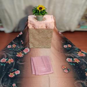 Tela Jacquard Somalí Moderna para Vestido Dirac, Diseño Floral Intrincado de Rosas, Base Vibrante en Negro y Rosa para Fiesta Nocturna - Product Image 1