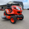 Tracteur à roues Kubota, tondeuse à gazon, couleur rouge, avec siège noir et roues orange - Product Image 3