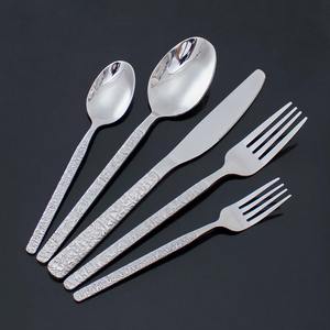 Ensemble de couverts martelés noirs élégants en acier inoxydable pour les repas à la maison, les rassemblements familiaux et l'usage quotidien, fabriqué à la main en Inde - Product Image 2