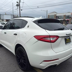 CleAN 2017 Ma-s-e-ra-ti Lev_ante S 3.0L AWD - Product Image 1