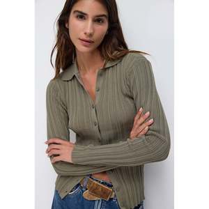 Blusa Casual Vintage de Punto con Cuello Redondo, 60% Poliéster, Logotipo Bordado en la Parte Delantera, Cuello Alto, Manga Corta, 220g, Corte Regular, Otoño-Primavera - Product Image 3