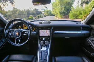 รถยนต์สปอร์ตสุดหรู ปี 2017 รุ่น 911 Carrera SUV ภายในสีเข้มใหม่ พร้อมกล้องมองหลัง รถสปอร์ตสุดไอคอนิกและความเร็วที่น่าตื่นเต้น - Product Image 5