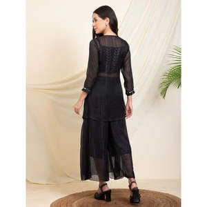 Conjunto coordinado Deebaco para mujer en georgette negro con lurex, elegante kurti con cuello cuadrado y cuentas, y pantalones sharara hasta el tobillo. - Product Image 5