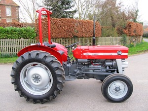 รถแทรกเตอร์ Massey Ferguson 135 ขับเคลื่อนด้วยล้อ 45 แรงม้า พร้อมปั๊มเครื่องยนต์ เกียร์ แบริ่ง รับประกัน 3 ปี สภาพสมบูรณ์แบบ - Product Image 2