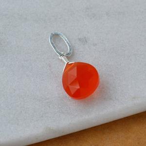 Pendentif en pierre précieuse facettée en forme de larme de cornaline, pierre naturelle rouge orangée, plaqué argent, bijou artisanal - Product Image 4