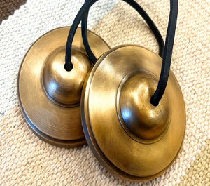 Platillos Tingsha de latón pulido: campanas de meditación de acabado suave, campanas espirituales, instrumentos de curación con sonido al por mayor. - Product Image 1