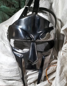 Casque d'armure en métal lourd de conception tendance pour la reconstitution historique en plein air, offrant une protection solide et une finition métallique authentique - Product Image 4