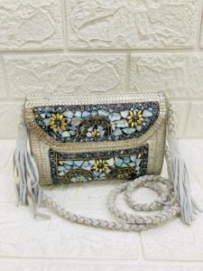 Bolso de mano hecho a mano con mosaico de Metal para mujer, monedero de noche nupcial con patrón de piedra exclusivo, Material de gamuza elegante hecho en India - Product Image 6