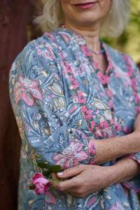 ชุดเดรสผ้าฝ้ายพิมพ์ลายด้วยมือ Aesha ลายดอกไม้สไตล์โบฮีเมียน สีเทา-ชมพู แฟชั่นที่เป็นมิตรต่อสิ่งแวดล้อม - Product Image 4