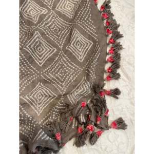 Écharpe carrée en coton ethnique Bandhani avec pompons, couleur gris terre, motif diamant - Product Image 4