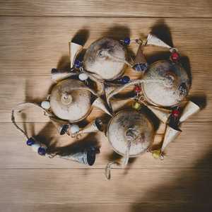 กระดิ่งลมตกแต่งสวน Mango Gifts รุ่น Tranquil Wind Chimes ทำจากโลหะวินเทจ พร้อมเชือกแขวน สำหรับตกแต่งสวน ลานบ้าน หรือบ้านสไตล์ฟาร์มเฮาส์ - Product Image 2