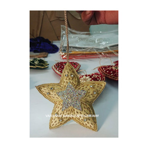 Hermoso Adorno Navideño Colgante Hecho a Mano, Bordado a Mano, Forma Única, Tamaño de 4 Pulgadas, Material de Tela, Precio Bajo para Decoración de Árboles - Product Image 4