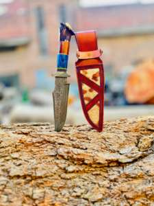 Couteau à lame fixe fait à la main avec étui pour la survie en plein air, le camping, la pêche, la chasse, lame en acier Damas, manche en bois - Product Image 6