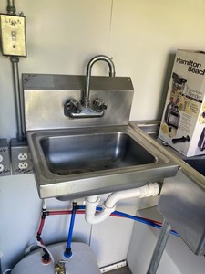Remorque alimentaire avec friteuse, hotte, éviers, réfrigérateur et station de préparation - Product Image 5