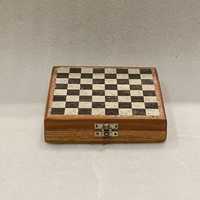 Jeu d'échecs carré en bois poli et peint fait main, jeu de société moderne avec pièces en bois durables pour la décoration intérieure, les cadeaux et les collections