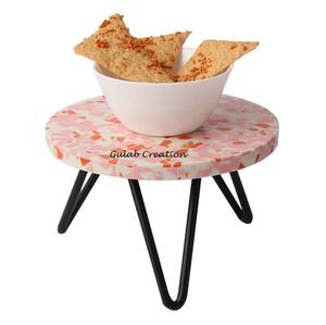 Présentoir à gâteaux en terrazzo rose, orange et blanc avec pieds en métal élégants Présentoir à desserts pour fêtes, mariages, décoration intérieure - Product Image 1