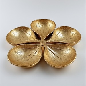 Servidor de frutas secas de aluminio decorativo con tres cuencos en forma de hoja conectados en acabado dorado artesanal para interior de comedor decorativo - Product Image 5