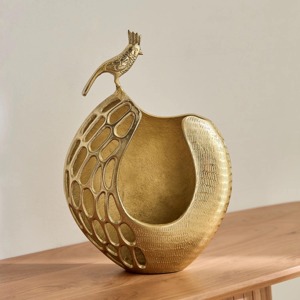 Pièce de déclaration élégante d'art en métal décoratif d'idole de paon de finition d'or unique pour l'accent intérieur de luxe de maison et de bureau - Product Image 2