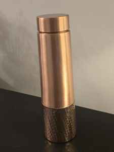 Bouteille d'eau en cuivre pur 950ml 32oz avec sac en toile 100% cuivre pour l'hydratation disponibilité en gros - Product Image 4