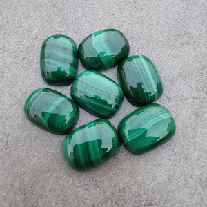 หินอัญมณีทรงหลวมมาลาไคต์ธรรมชาติสีเขียวทรงเบาะทรงสี่เหลี่ยมขัดเงาด้านหลังเรียบมีทุกขนาด - Product Image 6