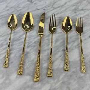 Ensemble de couverts en or plaqué de qualité supérieure avec motif floral, parfait pour les dîners formels, la décoration de la maison, le style de table et les événements, en provenance d'Inde - Product Image 2