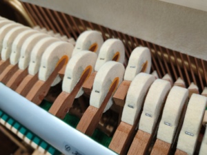 Piano vertical japonés KAWAI KL702 al por mayor para compradores globales con sonido cálido y rico de gama alta para estudio doméstico - Product Image 6