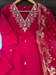 À la mode couleur rouge léger col en V broderie Diwali & Holi spécial Viscose chanderi soie fantaisie Kurti & Pent avec ensemble Dupatta - Product Image 5