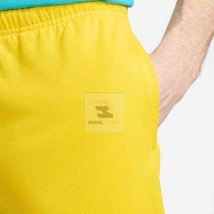 Pantalones cortos de gimnasio deportivos informales para hombre con cintura elástica y bolsillos patrón sólido ecológico - Product Image 5