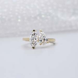 Bague de fiançailles en or jaune certifiée IGI avec deux pierres, diamant poire et diamant marquise pour votre jour spécial - Product Image 1