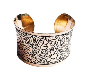 Bracelet en laiton plaqué or de haute qualité à large bordure, style classique, artisanat indien, cadeaux de mariage pour femmes - Product Image 1