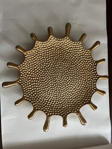 Elegante bandeja redonda de metal con acabado de cobre martillado para servir agua y té, también para fines decorativos, procedente de la India. - Product Image 3