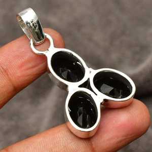 Pendentif élégant en acier inoxydable fait à la main en forme d'animal mignon avec technologie de sertissage en spinelle noir, cadeau de fête pour femmes - Product Image 1