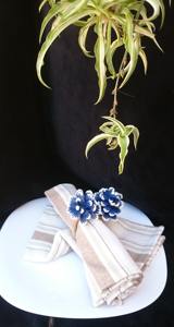 Charmant anneau de serviette en jute à fleurs bleues pour une mise en scène de table élégante, décoration de la salle à manger et des événements festifs en provenance d'Inde - Product Image 2