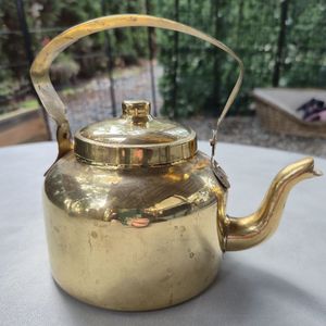 Bouilloire à thé traditionnelle en laiton indien pour une expérience de thé authentique avec une construction robuste et une brillance dorée riche - Product Image 3