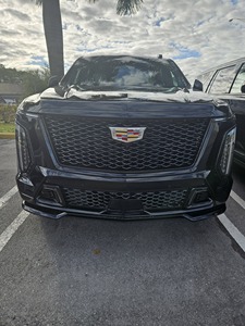 รถมือสอง Cadillac SUV ปี 2024 สีดำ 7 ที่นั่ง ไฟหน้า LED เครื่องยนต์เทอร์โบ เกียร์อัตโนมัติ ยาง R20 ภายในตกแต่งด้วยหนัง - Product Image 3
