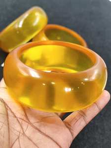 Brazaletes de resina facetada etérea - Product Image 6