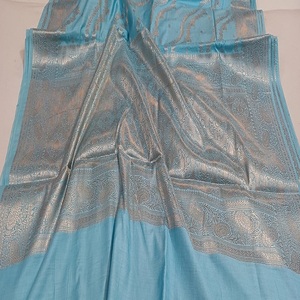 Saree en soie Banarasi douce de créateur moderne avec pallu à tissage lourd et chemisier à bordure assortie Combinaison étonnante de tradition - Product Image 1