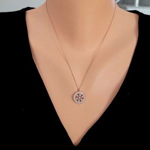 Pendentif en forme de fleur en acier inoxydable couleur or rose avec zircon cubique, longueur du collier 1,5 cm 42 cm, pour femme, occasions de cadeaux - Product Image 1