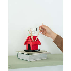 Soporte para bolígrafos 3D de Snoopy, personaje de Peanuts con máquina de escribir, de plástico y resina duraderos, diseño cuadrado - Product Image 1