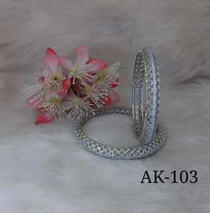 Bracelets en diamant américains de luxe pour vêtements traditionnels Bracelets riches et rayonnants pour robes indiennes disponibles au meilleur prix - Product Image 2