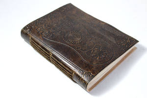 Journal en cuir de chèvre relié à la main, en papier Lokta, avec un 'pied symbolique' de Bouddha gravé sur la couverture - Product Image 2