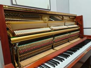 Piano droit Yamaha W104B d'occasion du Japon, piano acoustique en bois brun, style classique, durable, élégant, boîtier en bois, 88 touches mécaniques - Product Image 3