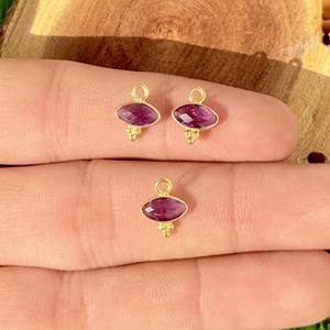 Colgante con Bisel de Amatista, Forma de Marquesa, Dije Delicado Chapado en Oro con Tres Piedras Rawa, Se Vende por Pieza - Product Image 1