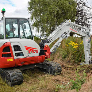 Mini-excavatrice sur chenilles TAKEUCHI TB370, moteur Yanmar, vérin hydraulique Eaton, pompe à moteur PLC, boîte de vitesses, engrenage - Haute efficacité, 3 ans - Product Image 1