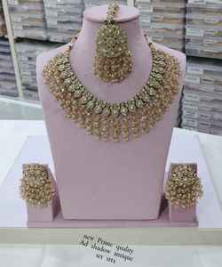 Parure de collier ras-du-cou et boucles d'oreilles pendantes en alliage plaqué or antique, ornée de zircon cubique et de cristaux, style ethnique, pour femme, idéale pour fiançailles et mariages - Product Image 5